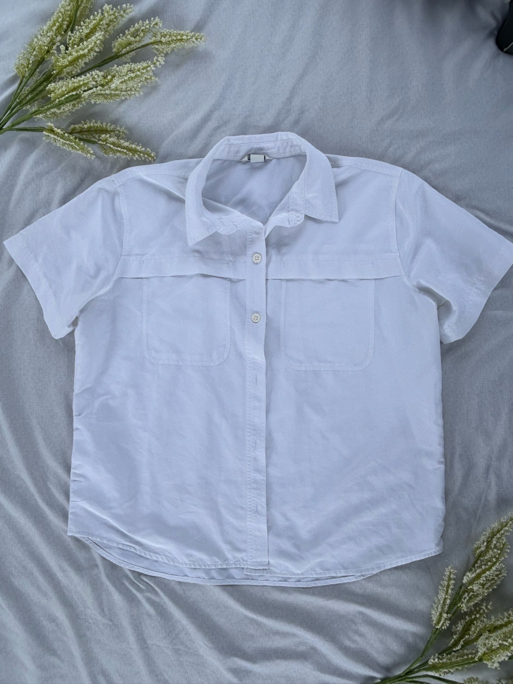 Women’s Eddie Bauer White Short-Sleeve Button Up Shirt - L - lightweight